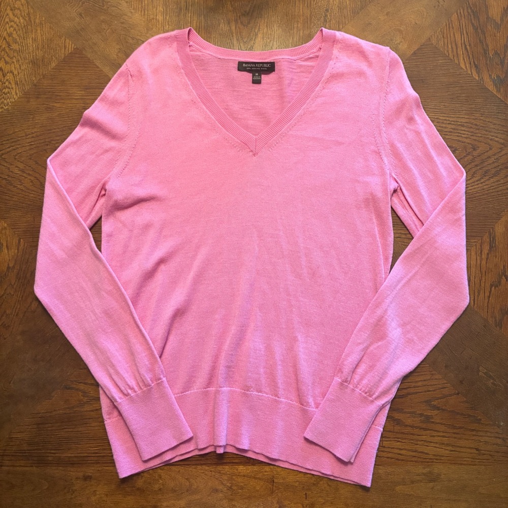 Banana Republic Sweater Women Medium Pink Merino Wool V-Neck Soft Classic Preppy